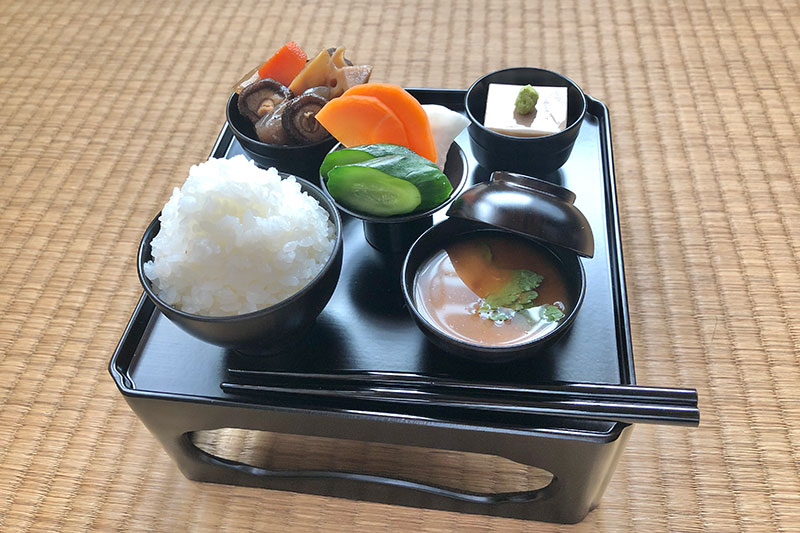 陰膳