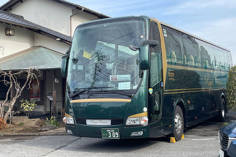 大型バスの画像
